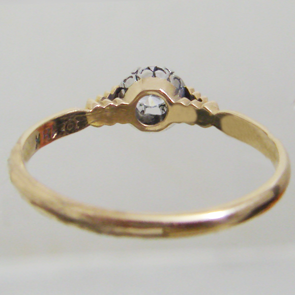 (r1128)Gold ring with one brilliant.